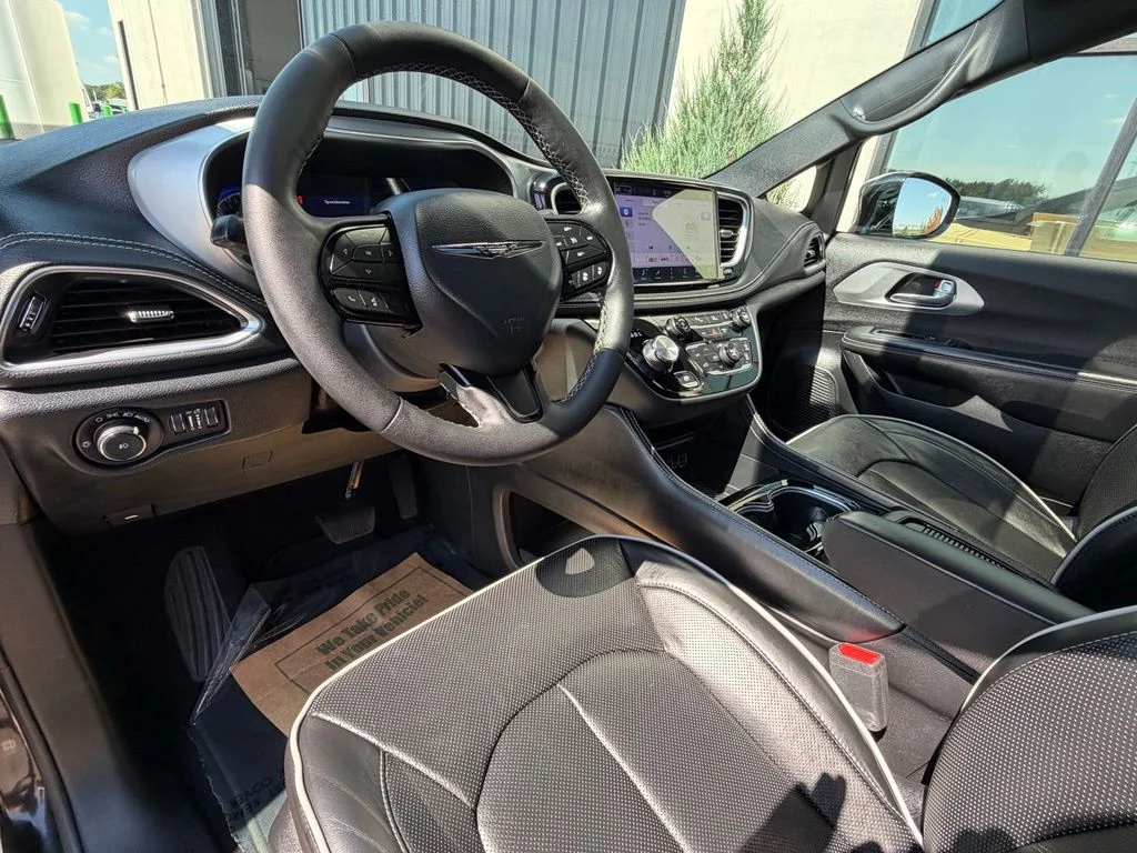 Used 2025 Black Chrysler Limited image 11