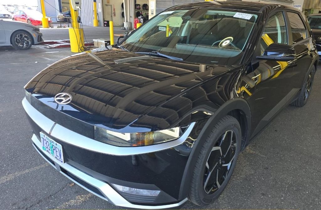 Used 2023 Black Hyundai SE image 1