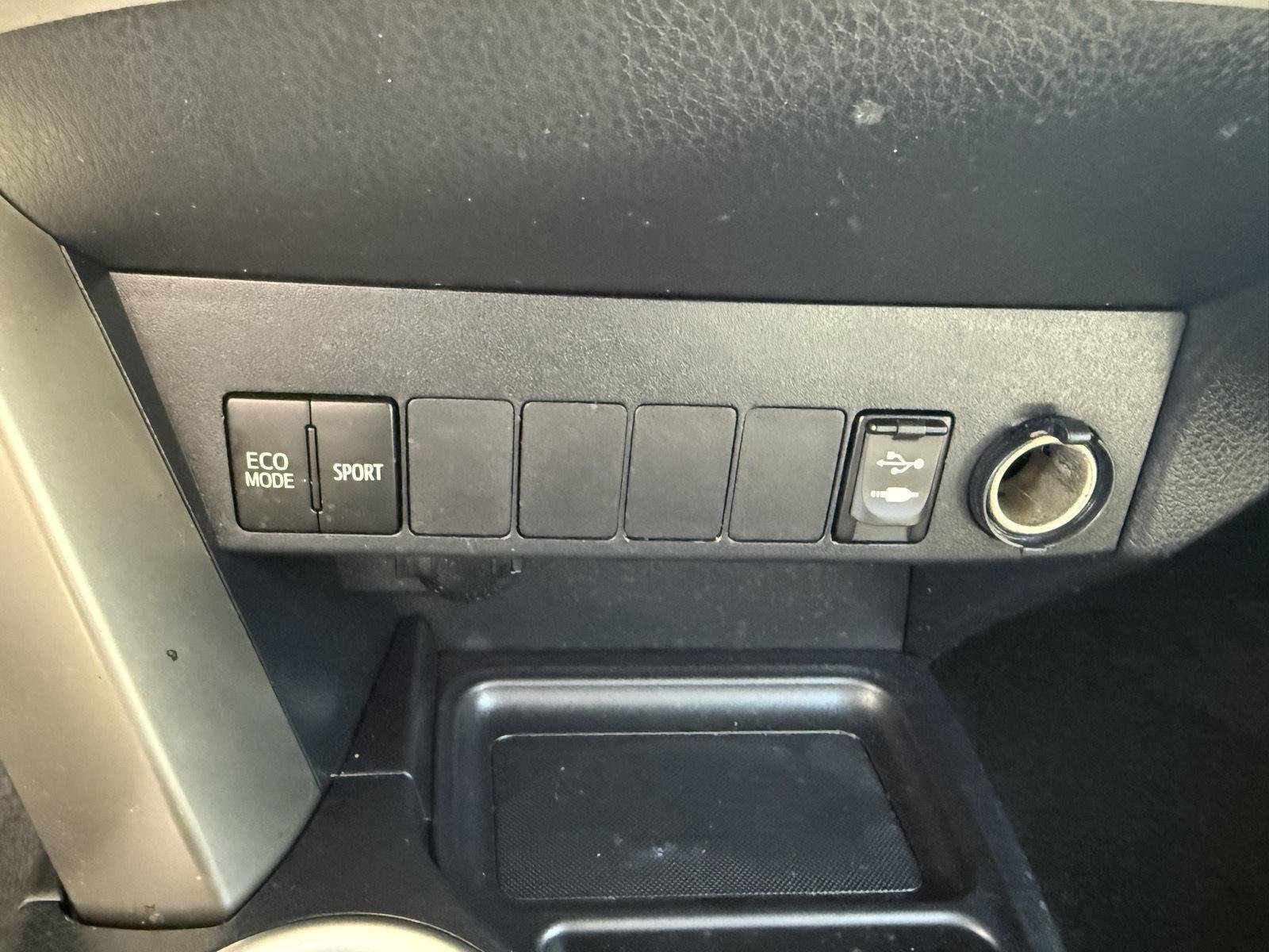 Used 2014 Classic Silver Metallic Toyota LE image 18