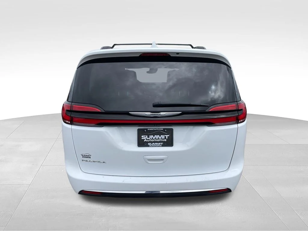 Used 2022 Bright White Clearcoat Chrysler Touring L image 28