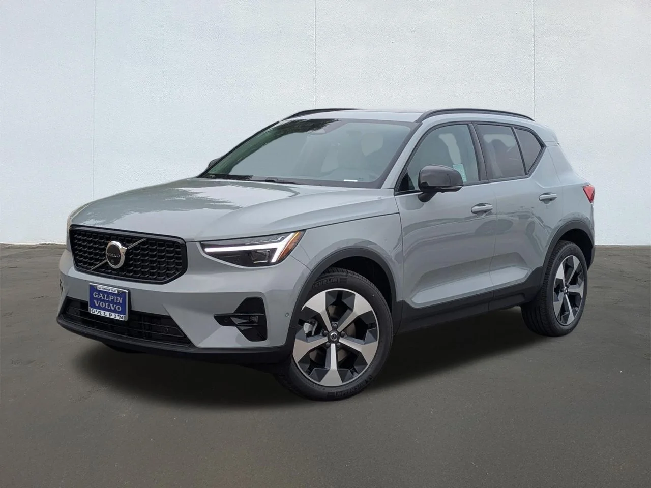 2026 Volvo XC40 B5 Plus Dark AWD's photo