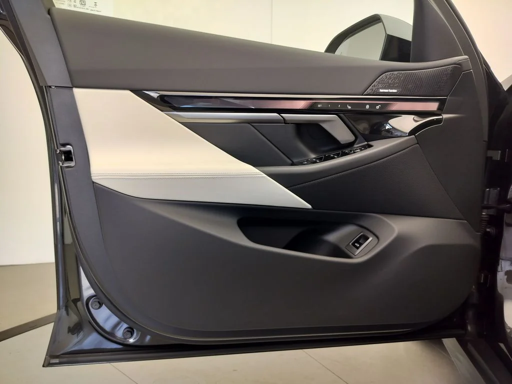 New 2027 Dark Graphite Metallic BMW 530i image 6