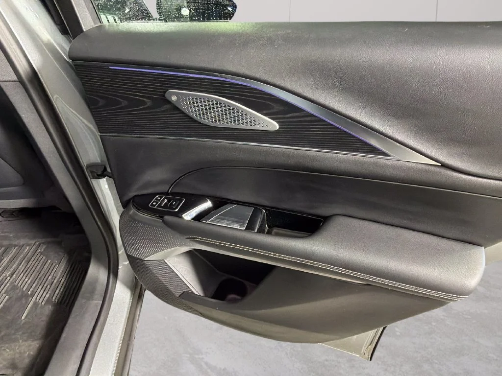 2025 Cadillac LYRIQ Luxury 3 - Photo 38