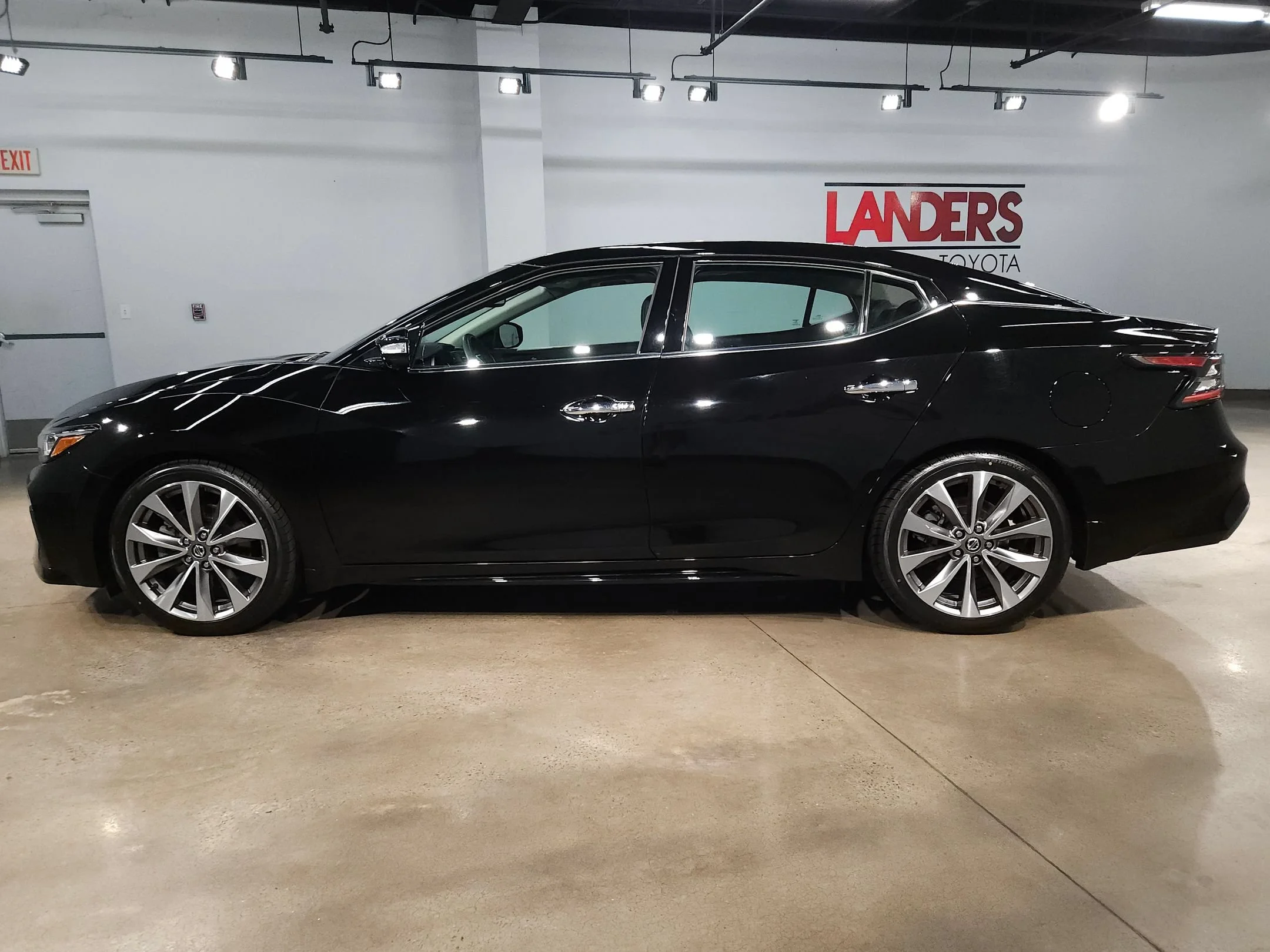 Used 2020 Super Black Nissan Platinum image 4