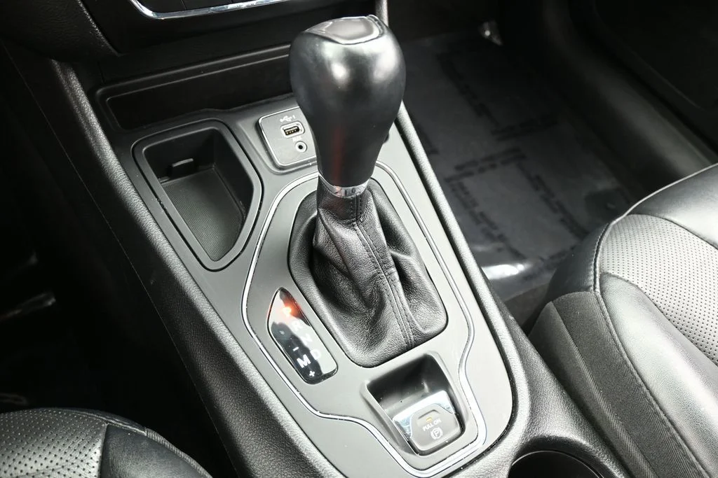 Used 2022 Diamond Black Crystal Pearlcoat Jeep Latitude Lux image 21