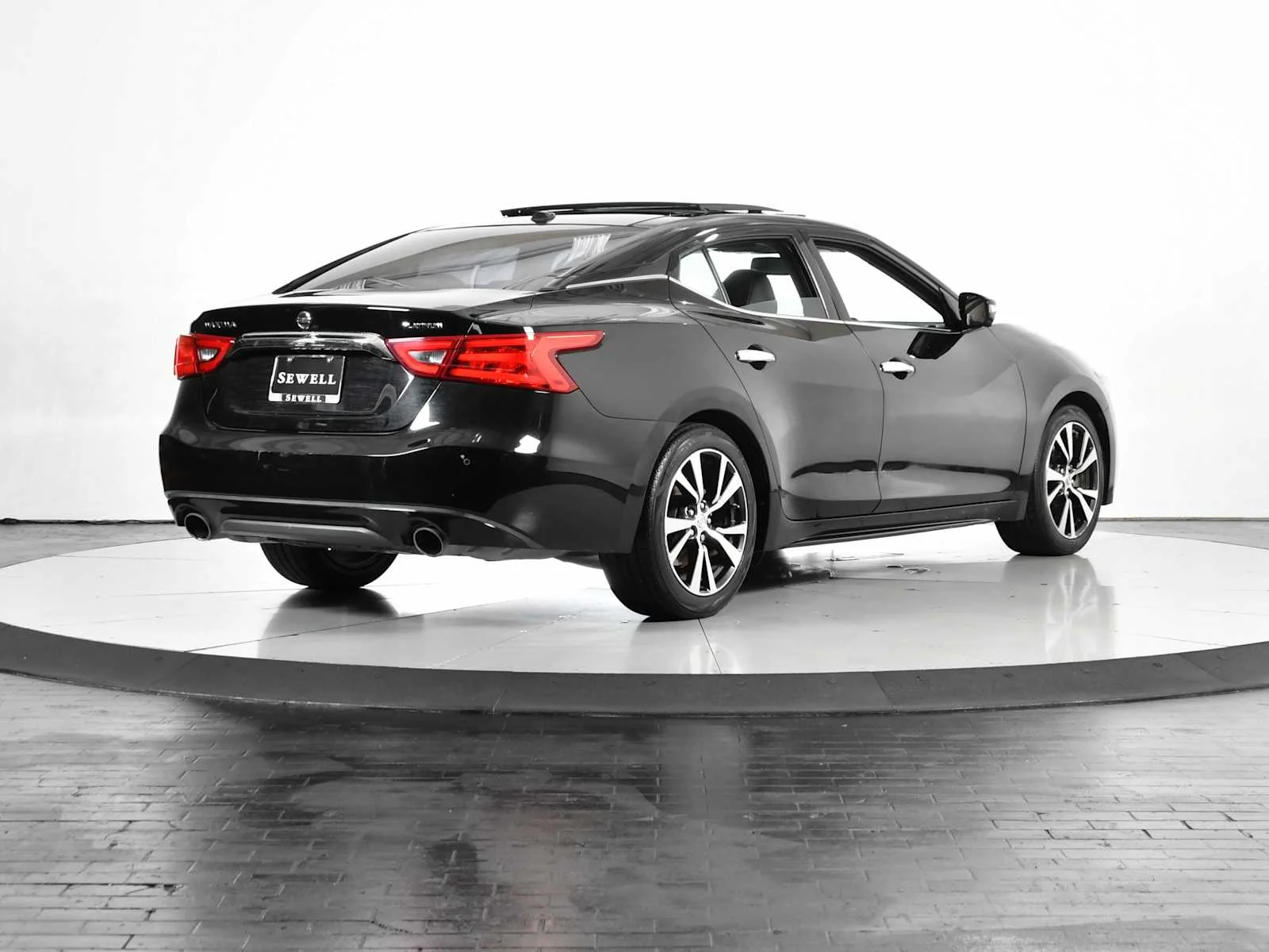 Used 2016 Super Black Nissan 3.5 Platinum image 6