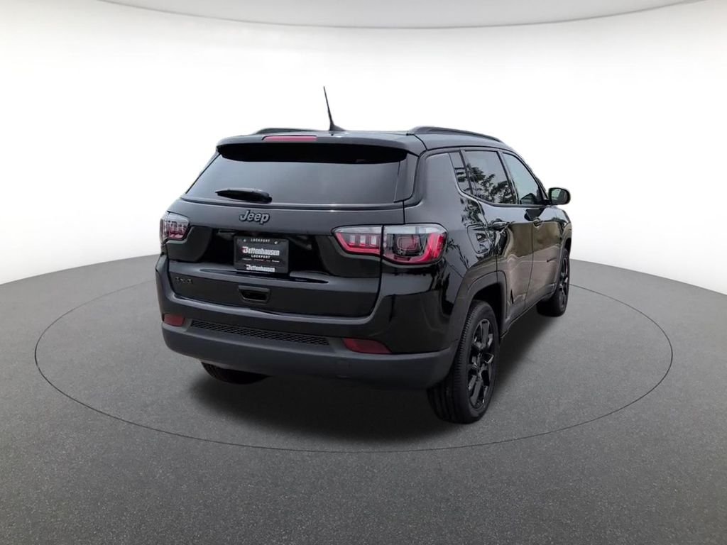 New 2026 Diamond Black Crystal Pearl-Coat Exterior Paint Jeep Latitude image 5