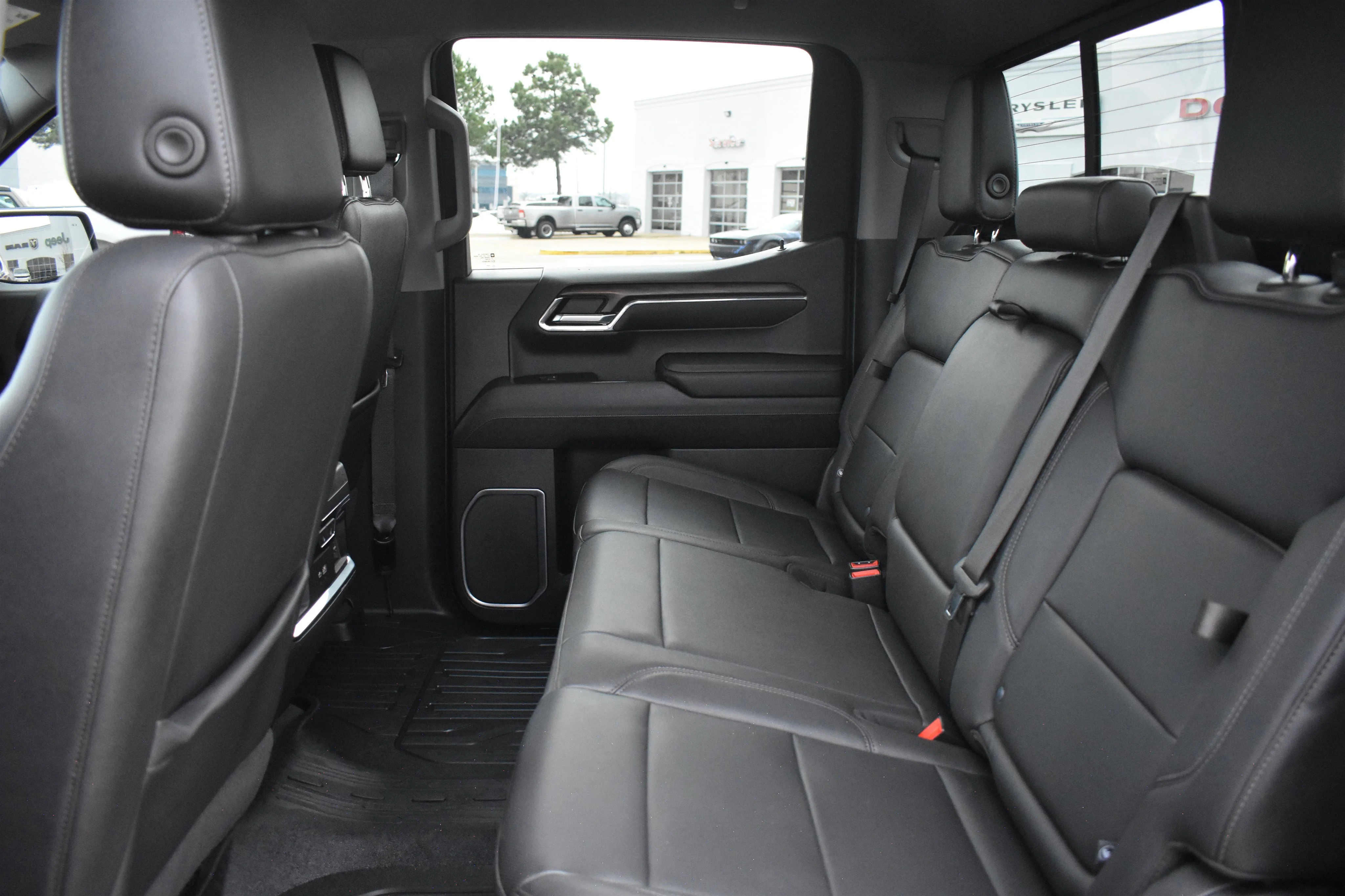 2023 GMC Sierra 1500 SLT - Photo 18