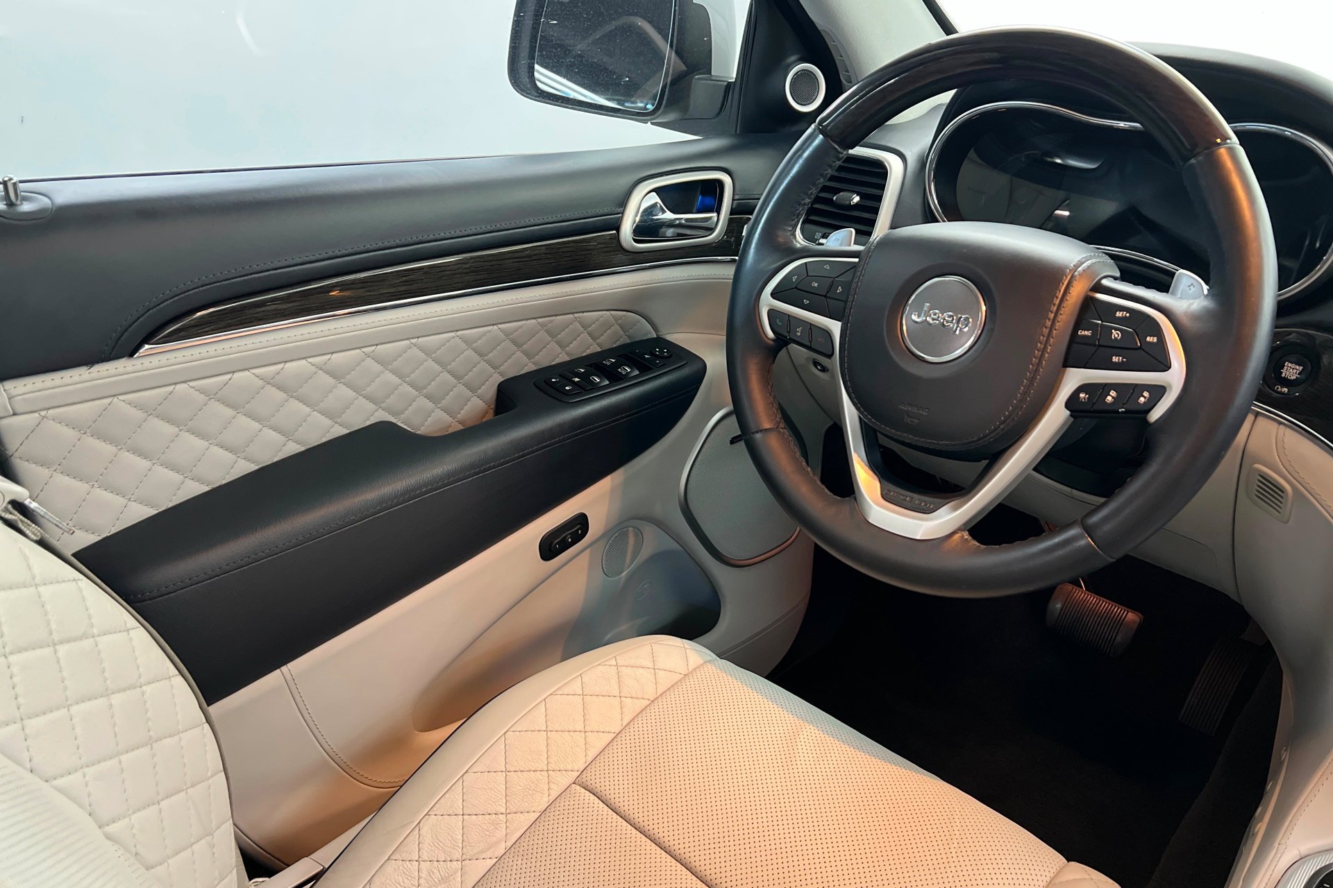 Used 2021 Ivory 3-Coat Jeep Summit image 12