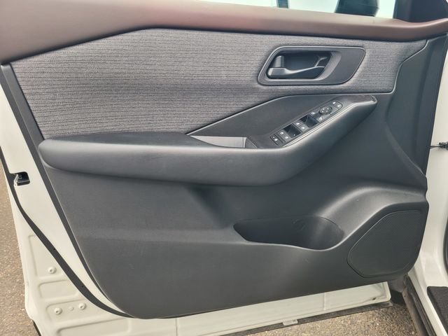 Used 2023 White Nissan S image 18