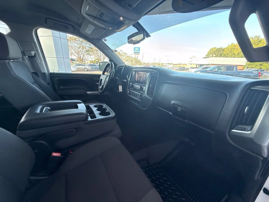 Used 2017 SUMMIT WHITE Chevrolet LT image 33