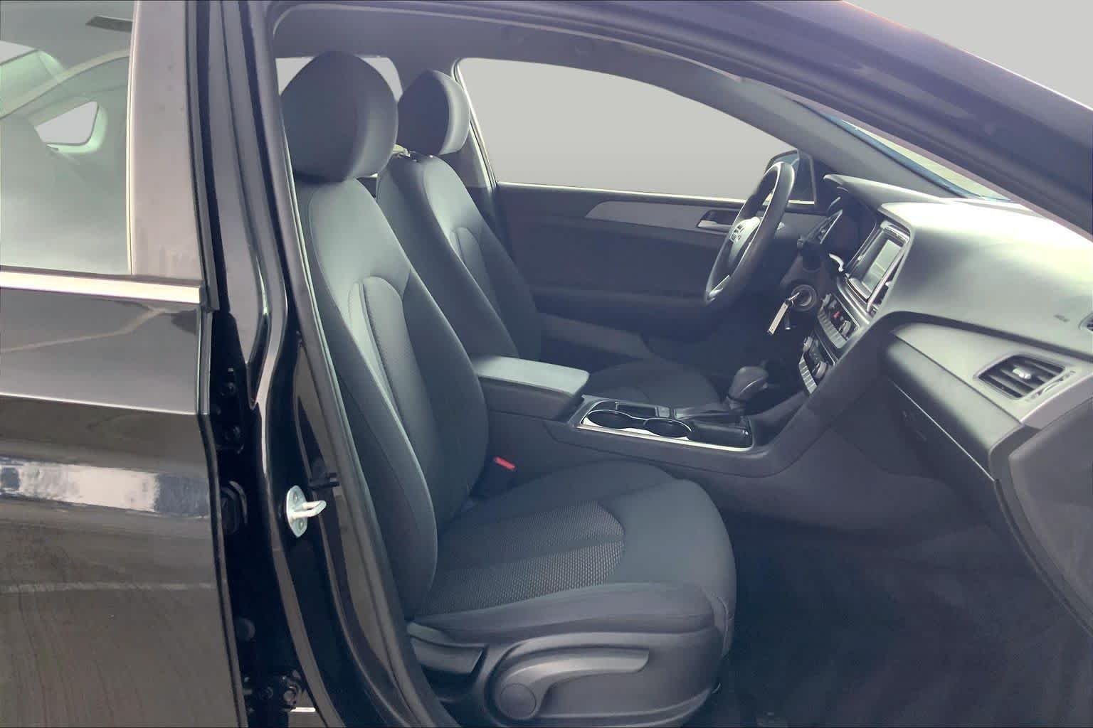 Used 2019 Phantom Black Hyundai SE image 9