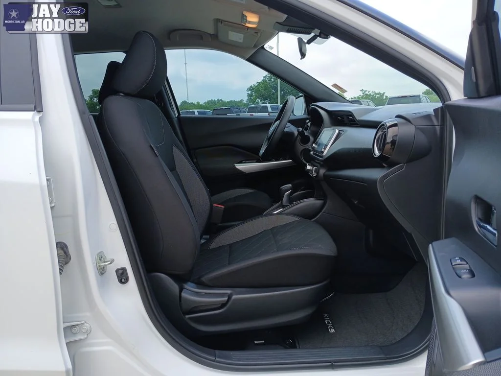 Used 2020 White Nissan SV image 33