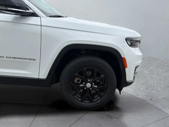 Used 2022 White Jeep Limited image 34