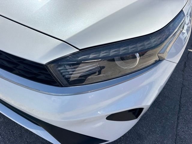 Used 2022 White Kia LXS image 9
