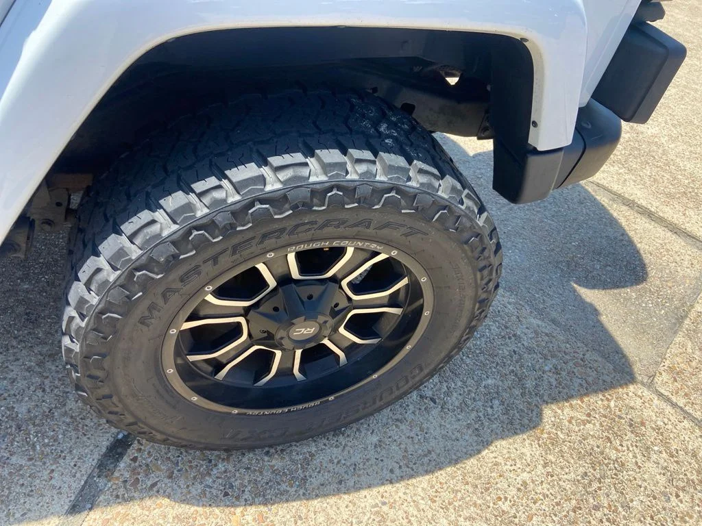 Used 2017 White Jeep Unlimited Rubicon image 29