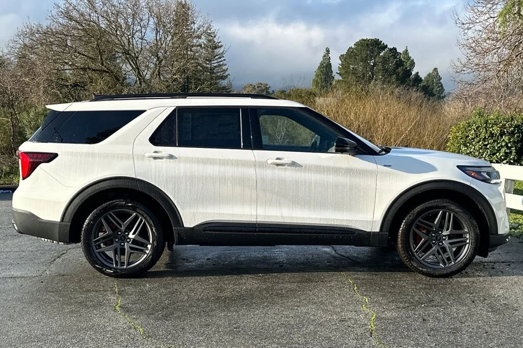 New 2026 White Metallic Ford ST-Line image 3