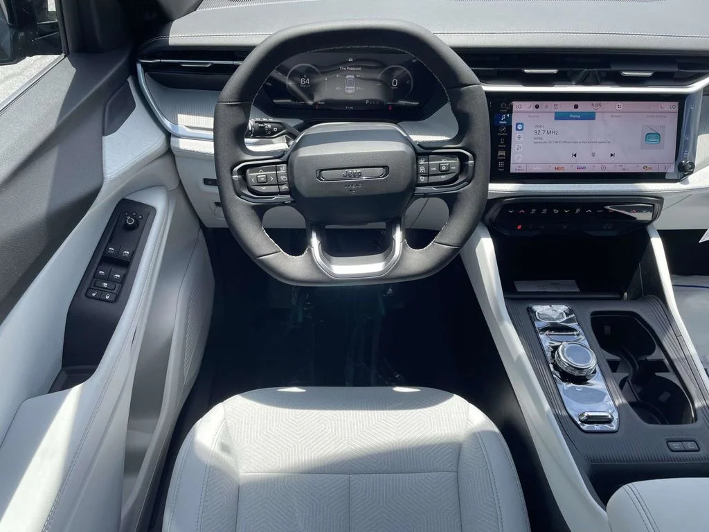 New 2026 Diamond Black Crystal Pearlcoat Jeep Laredo image 22