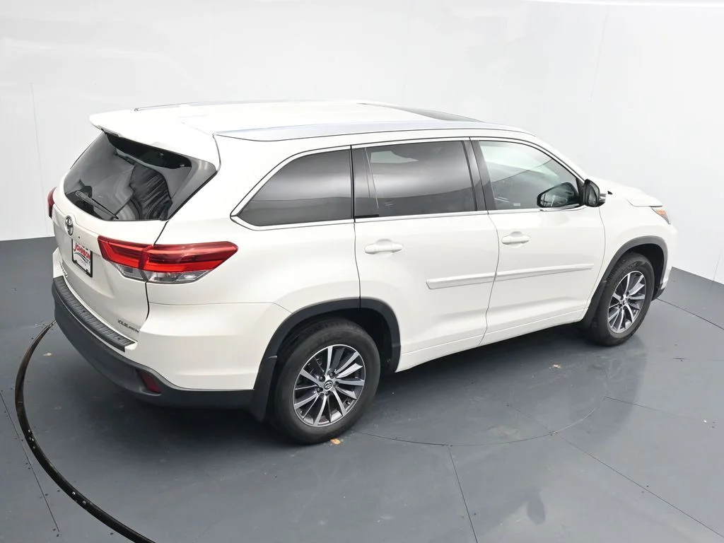 Used 2018 White Toyota XLE image 30
