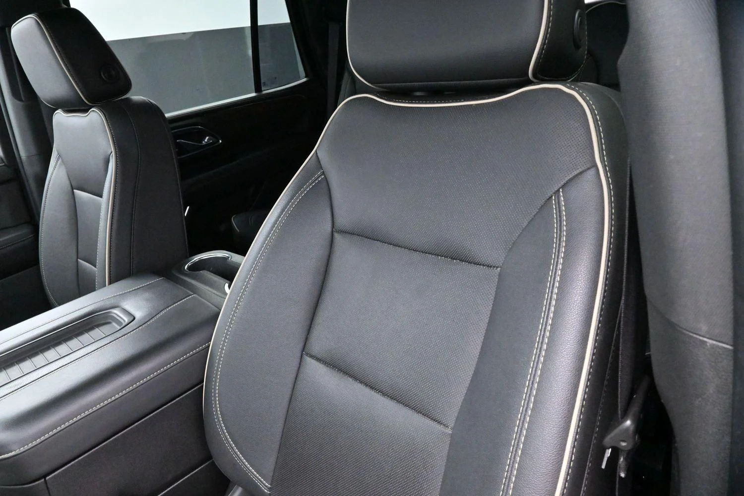 Used 2023 Iridescent Pearl Tricoat Chevrolet Premier image 17