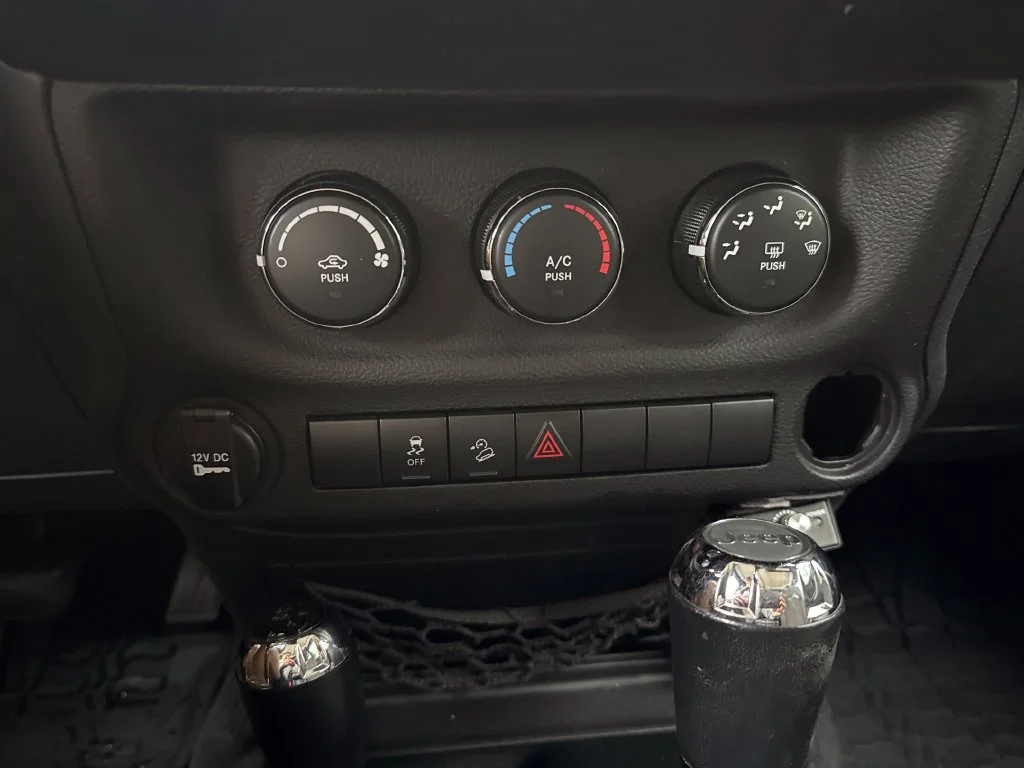 Used 2018 Silver Jeep Unlimited Sport image 17