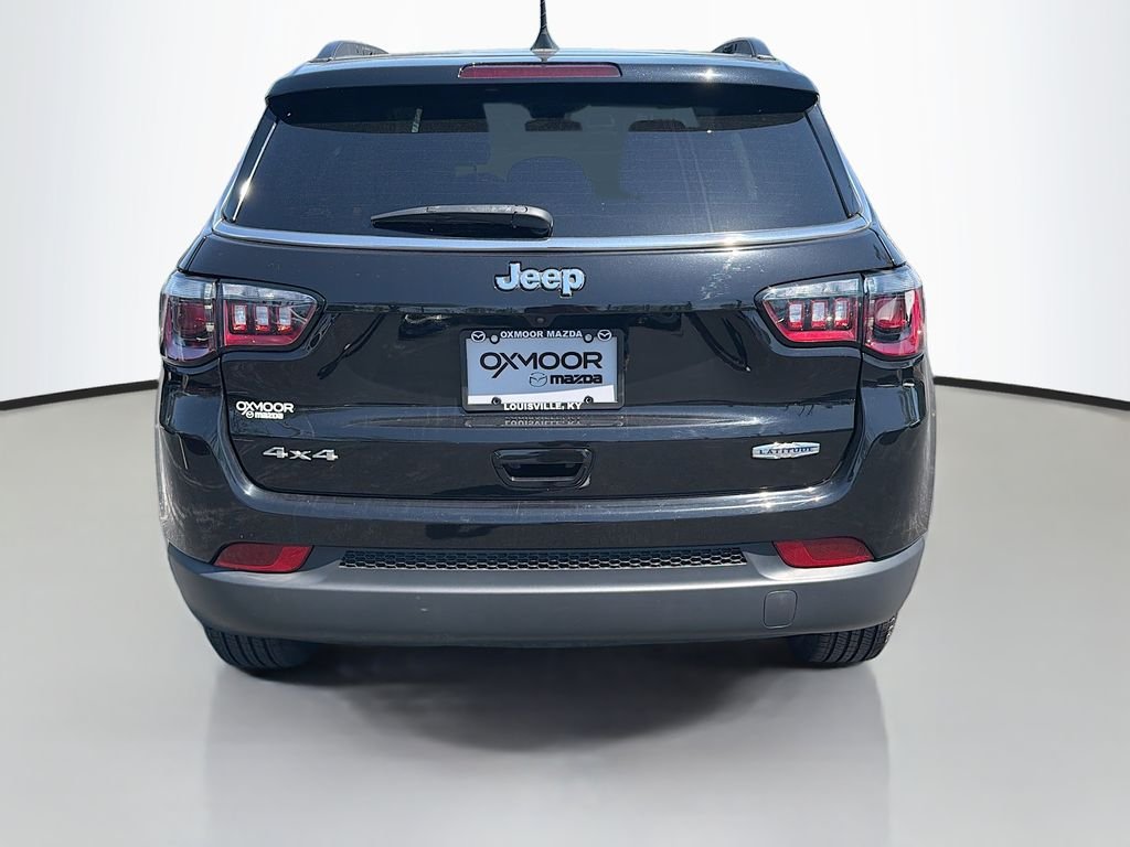 Used 2022 Diamond Black Crystal Pearlcoat Jeep Latitude image 5