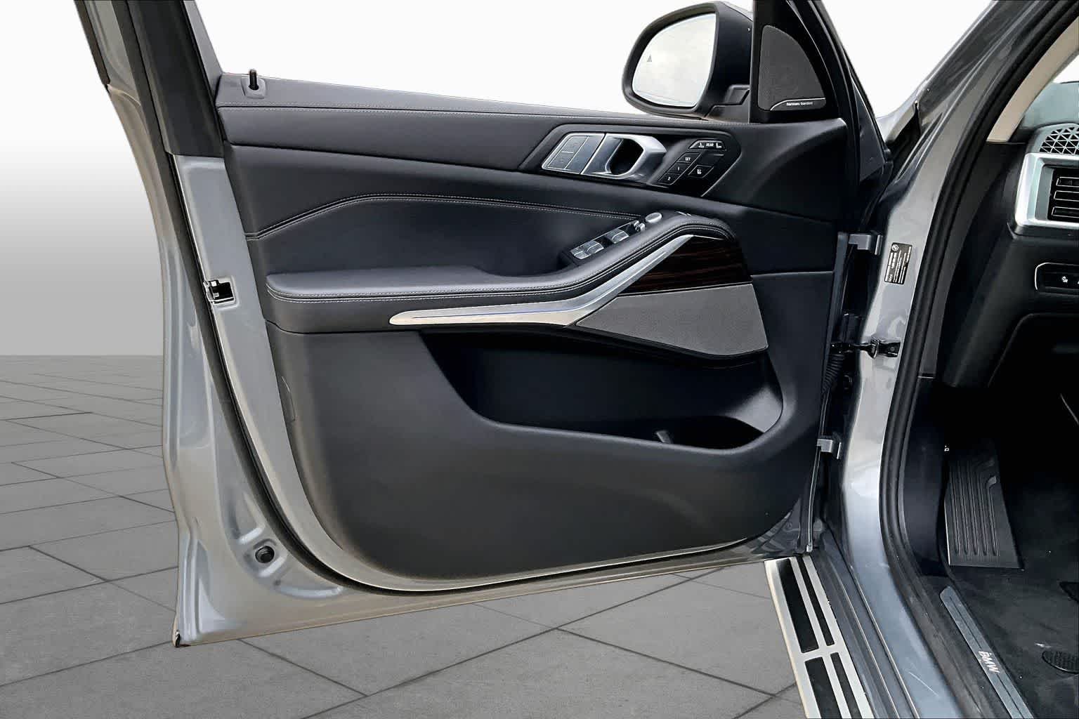 Used 2026 Skyscraper Grey Metallic BMW xDrive40i image 25