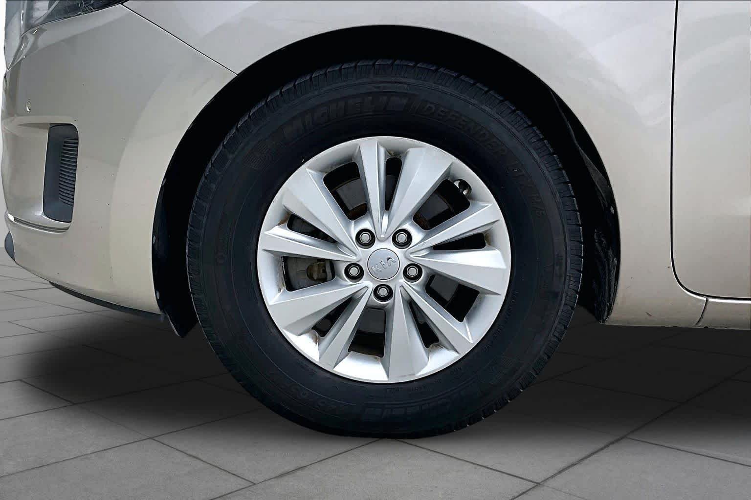 Used 2017 Beachwood Pearl Kia LX image 8