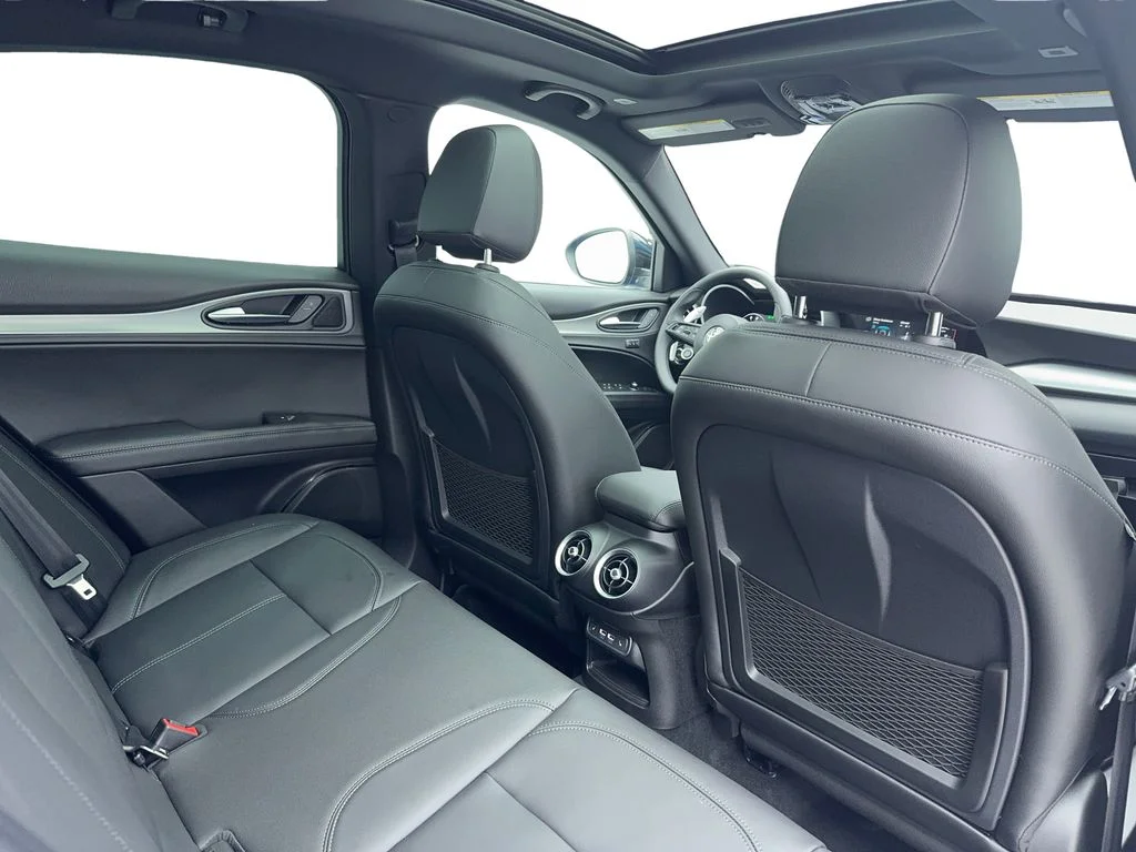 New 2025 Blue Alfa Romeo Base image 40