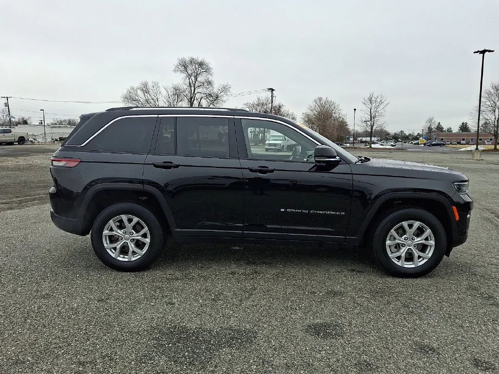 Used 2023 Diamond Black Crystal Pearlcoat Jeep Limited image 13