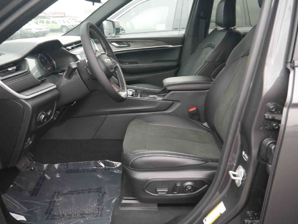 New 2026 Baltic Gray Metallic Clear-Coat Exterior Paint Jeep Laredo image 21