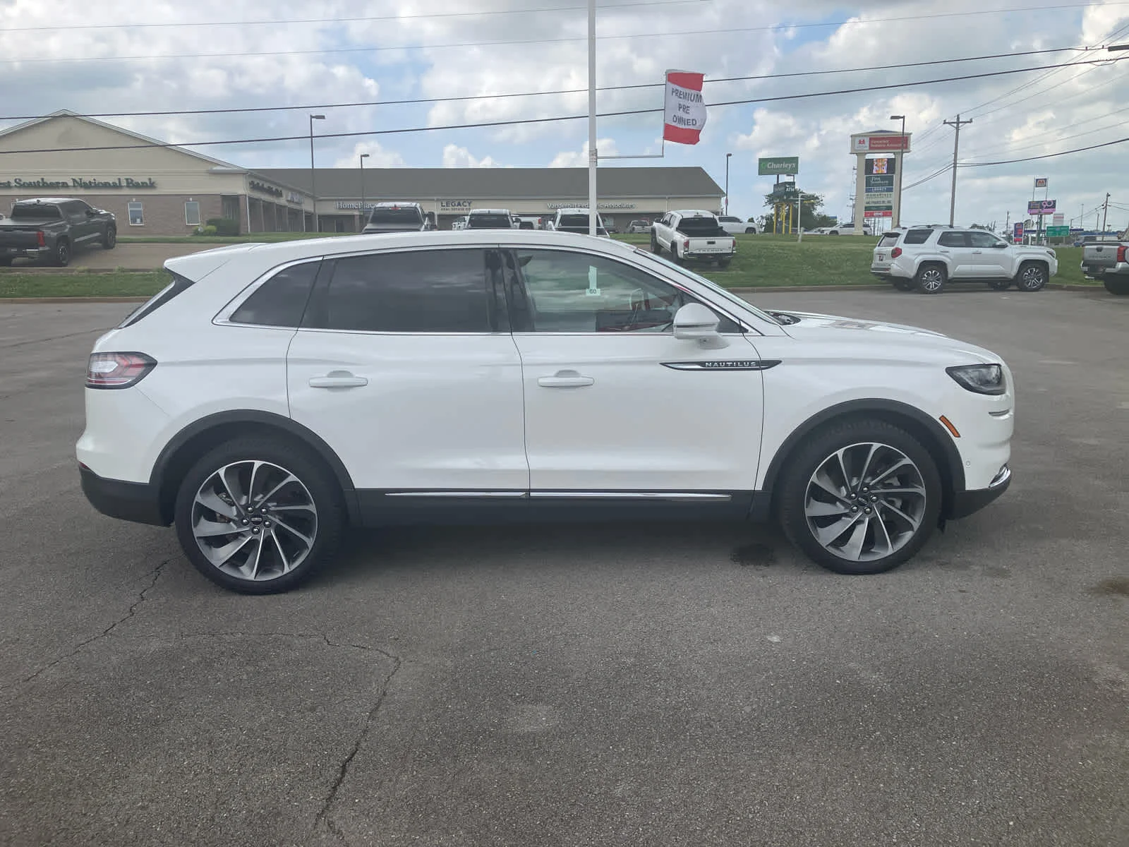 Used 2023 Pristine White Metallic Tri-Coat Lincoln Reserve image 8