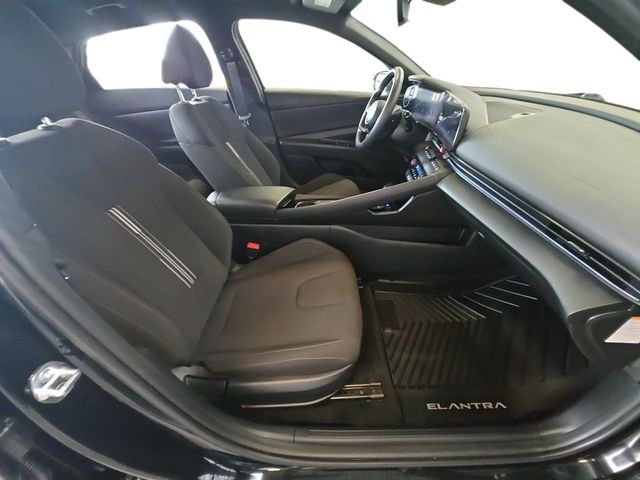 Used 2025 Black Hyundai SEL Sport image 15