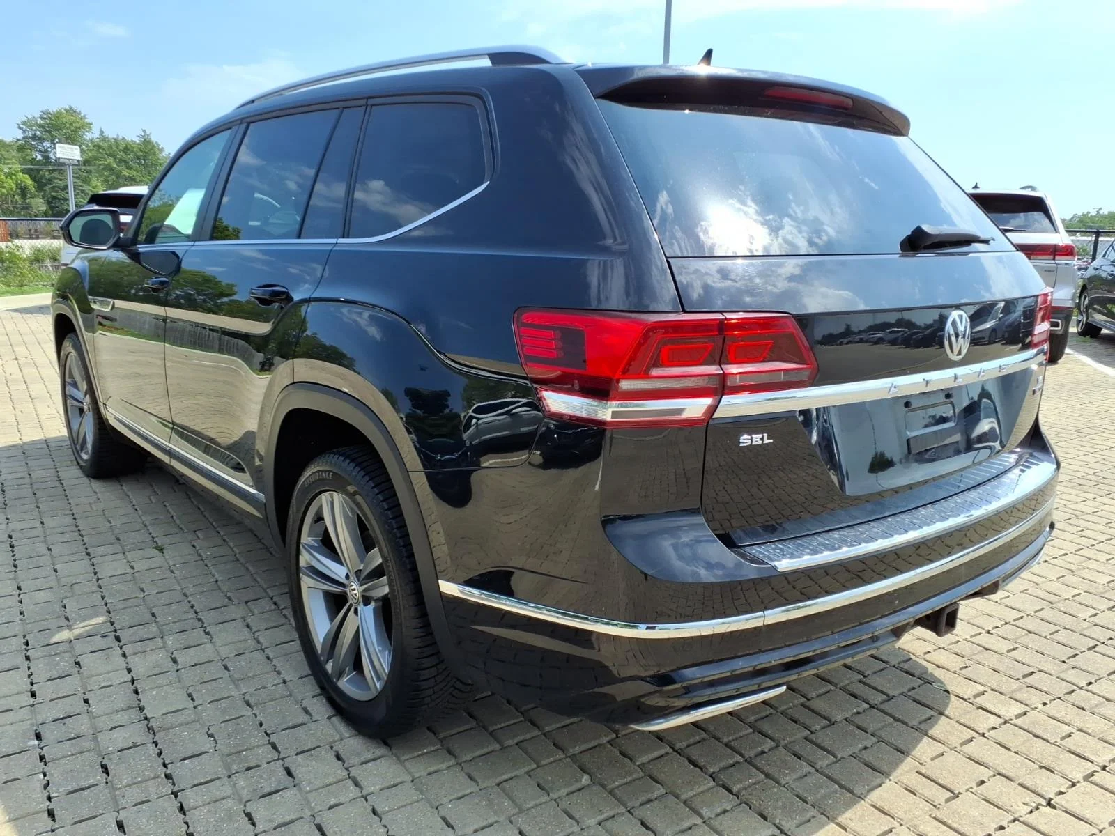 Used 2018 Black Volkswagen V6 SEL 4Motion image 5