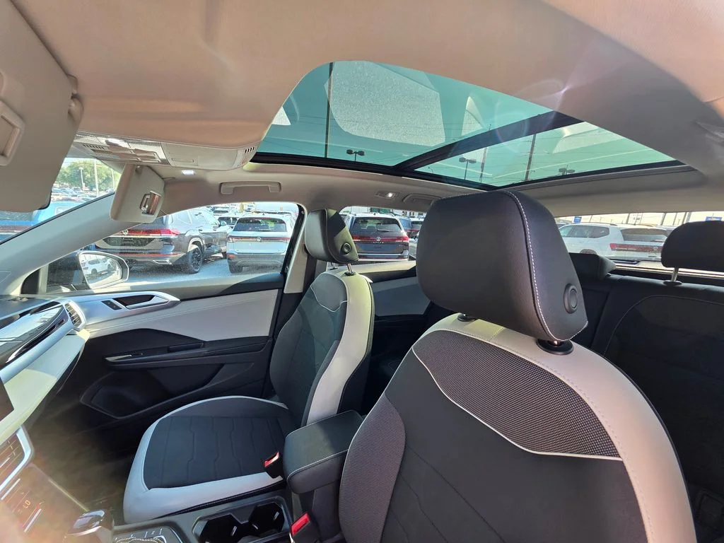 New 2026 Deep Black Pearl Volkswagen 1.5T SE image 11