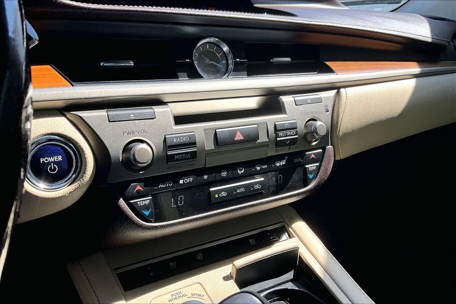 Used 2016 Eminent White Pearl Lexus Hybrid image 35