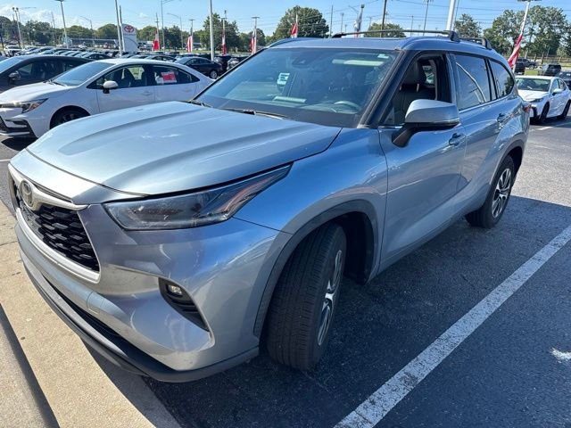 Used 2021  Toyota XLE image 1