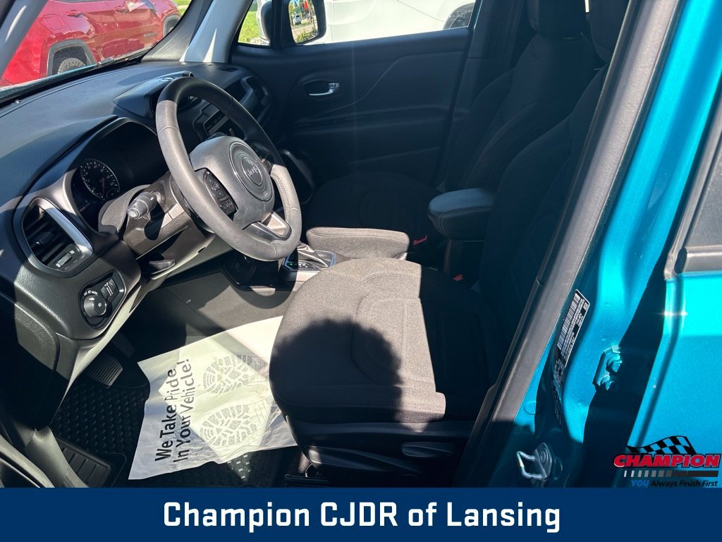 Used 2022  Jeep Latitude image 15