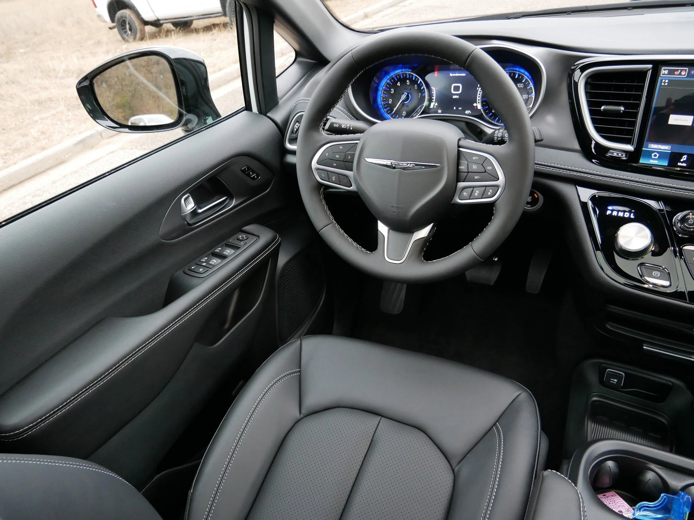 New 2026 Bright White Clear-Coat Exterior Paint Chrysler Select image 9