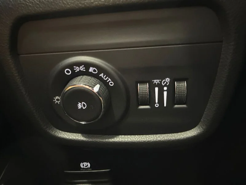 Used 2025 White Jeep Summit image 27