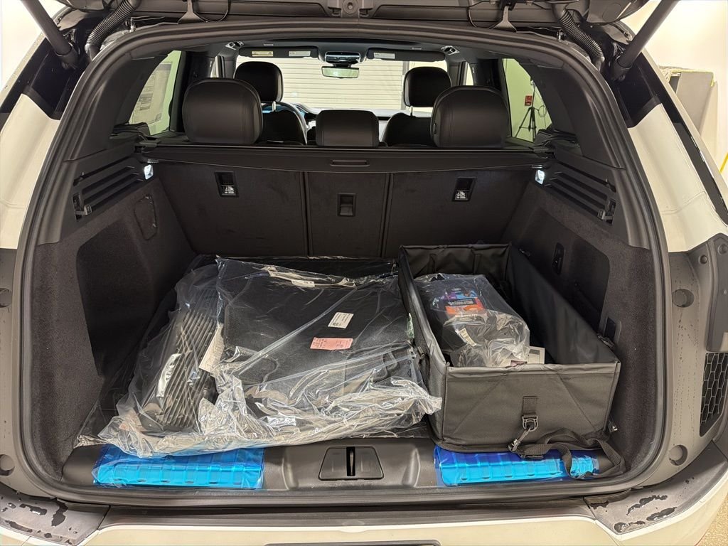 New 2026 Fuji White Land Rover Dynamic SE image 29