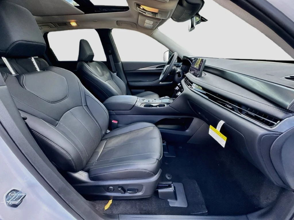 New 2027 White INFINITI LUXE image 31