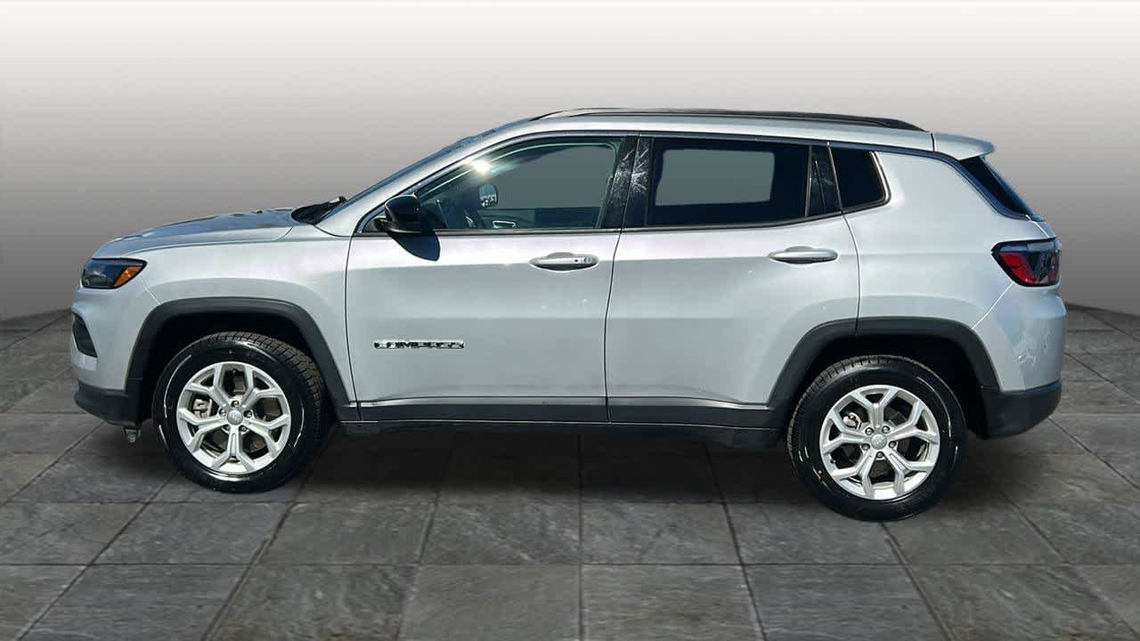 Used 2024 Silver Zynith Metallic Clearcoat Jeep Latitude image 8