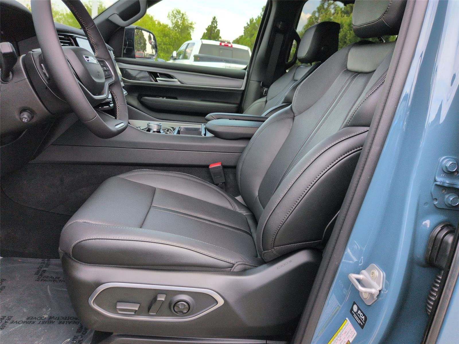 New 2026 Steel Blue Exterior Paint Jeep Limited Reserve image 18