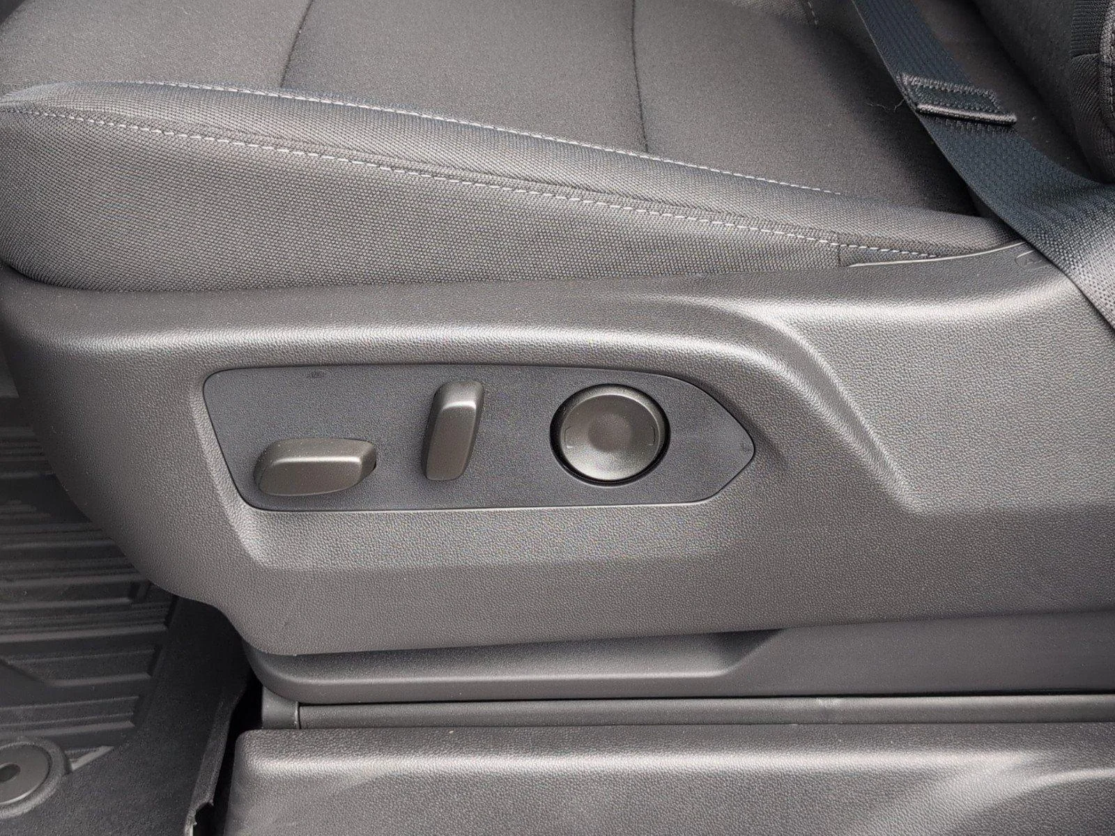 New 2026 Summit White GMC Elevation image 18