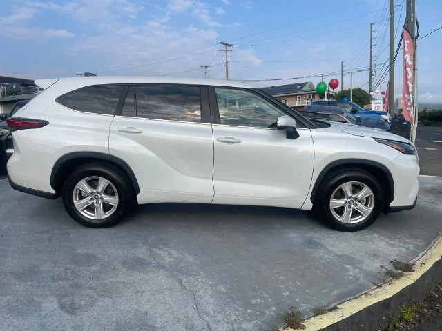 Used 2023 White Toyota LE image 7