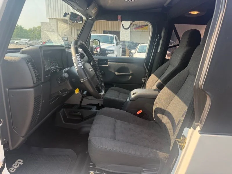 Used 2004 White Jeep Unlimited image 3