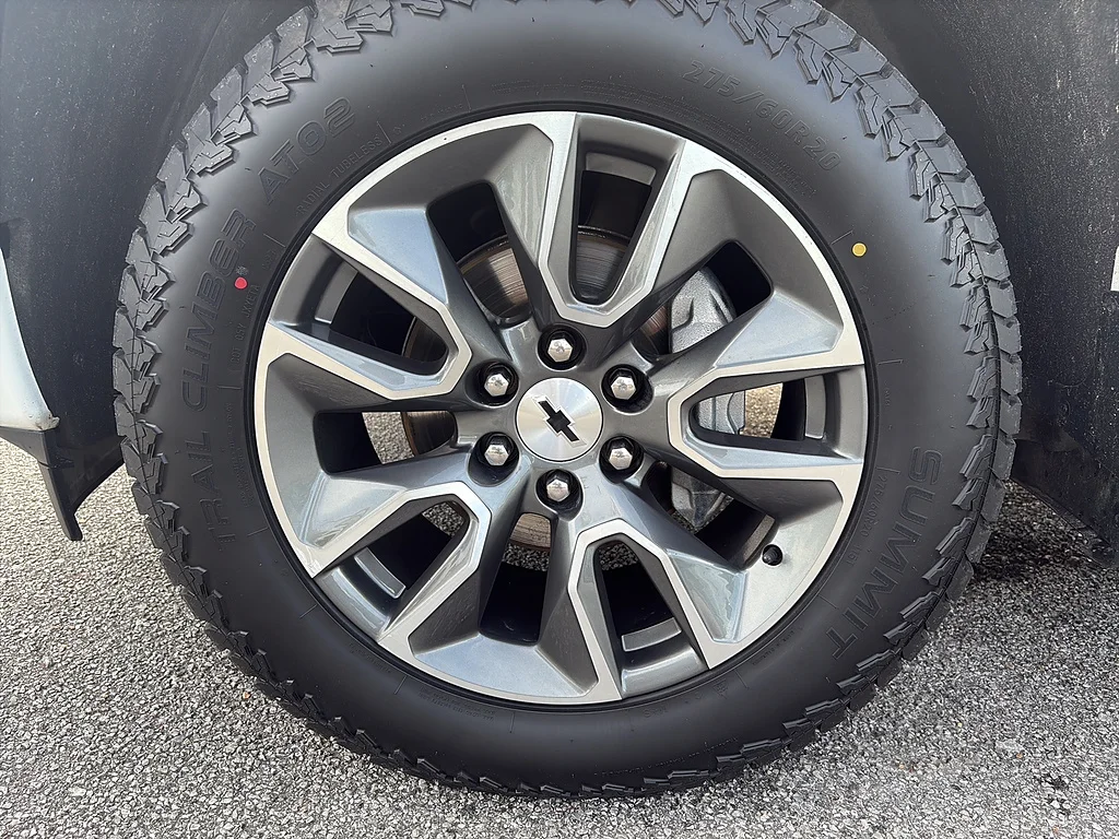 Used 2023 Summit White Chevrolet  image 9