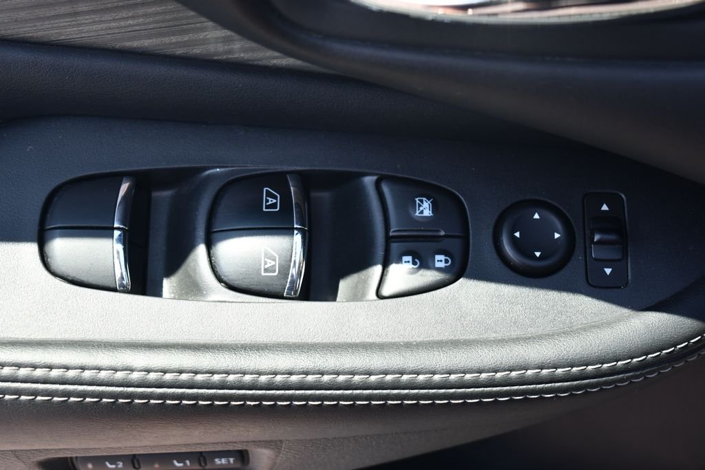 Used 2016 Magnetic Black Nissan SL image 17