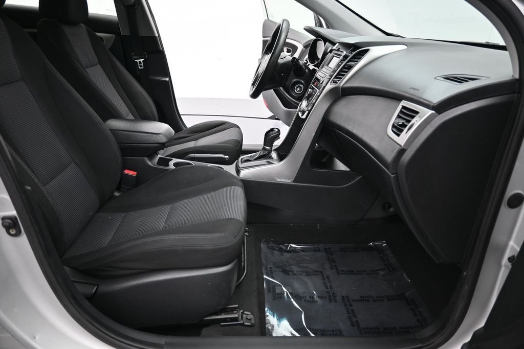Used 2013 Shimmering Silver Metallic Hyundai Base image 18